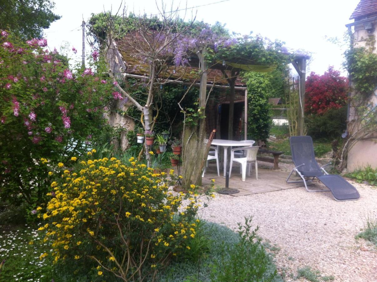 Bed and Breakfast Les 3 Roses Villeneuve-sur-Yonne Exterior foto